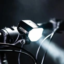 Lezyne Classic HB STVZO E800 Feu Avant Pour Vélo électrique -Promos Vélo Magasin 4710582549236LEZYNEClassicHBSTVZOE800E BikeFrontlicht1 LED ECLHB V104AE 6
